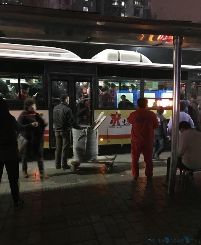 重庆某公交车站旁的背影 网友: 一股莫名的心酸