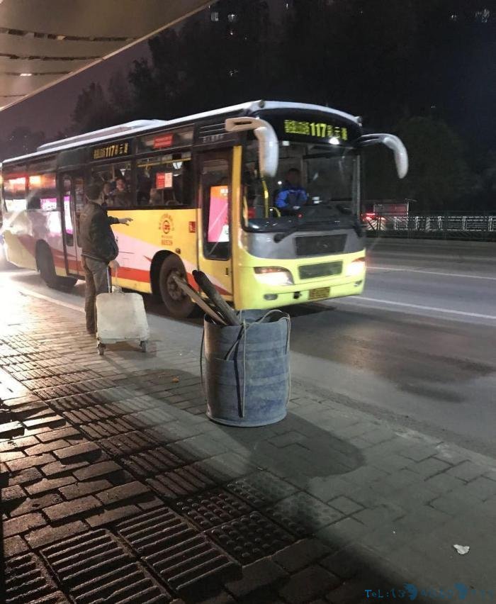 重庆某公交车站旁的背影 网友: 一股莫名的心酸