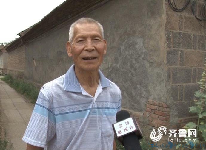 8旬退休教师义务捡垃圾24年 曾捡万元现金还失主