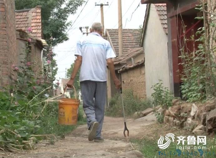 8旬退休教师义务捡垃圾24年 曾捡万元现金还失主