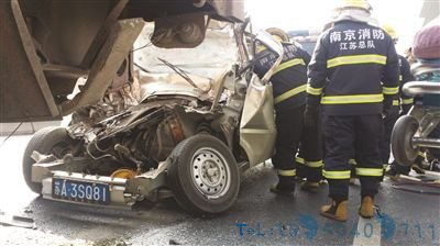 面包车撞上大货车。梅建明