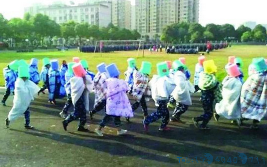 军训不合格被罚裹棉被晒太阳 校方:天气较好