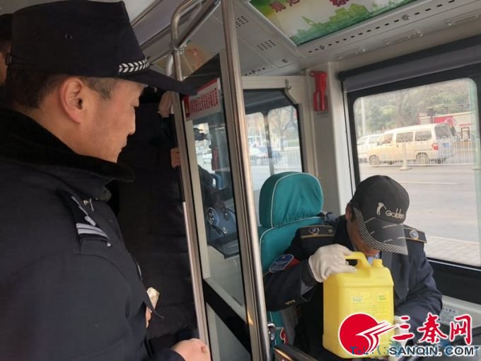 车上安全员打开塑料桶检查