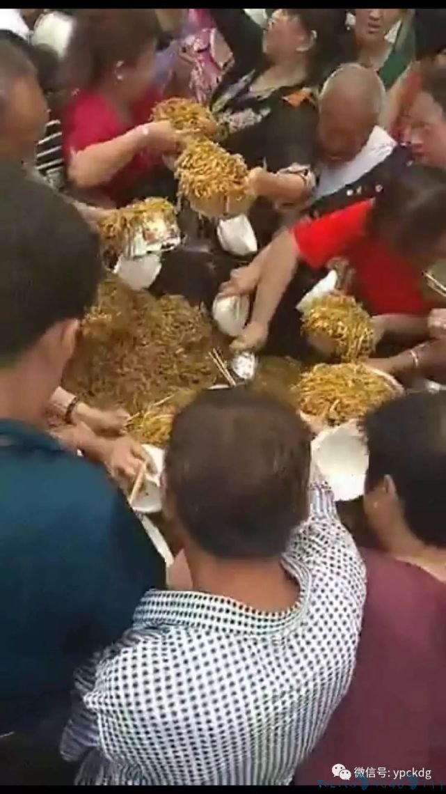 人民日报:文明出游 凭什么不让“中国大妈”出国?