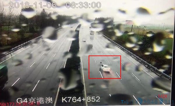 高速上掉落一塑料桶 司机为躲避撞上护栏车毁人亡