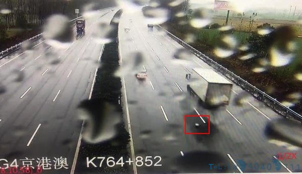 高速上掉落一塑料桶 司机为躲避撞上护栏车毁人亡