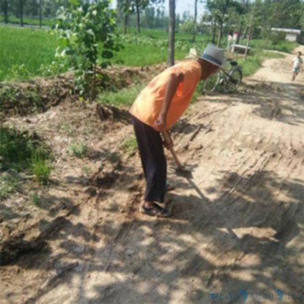 山东76岁老人义务修补道路16年：不图啥 习惯了
