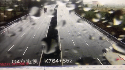1死1重伤！事发京港澳高速漯河段，起因竟是一只塑料桶……