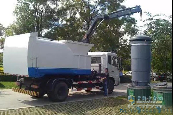 吊臂式垃圾清运车