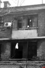 陕西西安：大火烧至3楼家中，妈妈将女婴裹棉被扔出窗