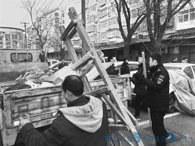 近日有居民反映，朝阳区芳园南里小区不少楼道内常年堆积着各种杂物，阻塞消防通道，影响通行，他希望属地管理部门能够予以整治。笔者将这一情况反映给了将台地区办事处城管执法队，他们立即联合社区居委会对该小区的楼道进行清理。