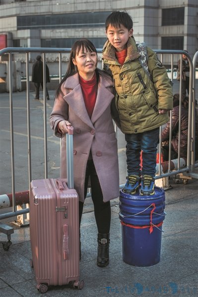 春运“神器” 我们看到很多“回家的桶”