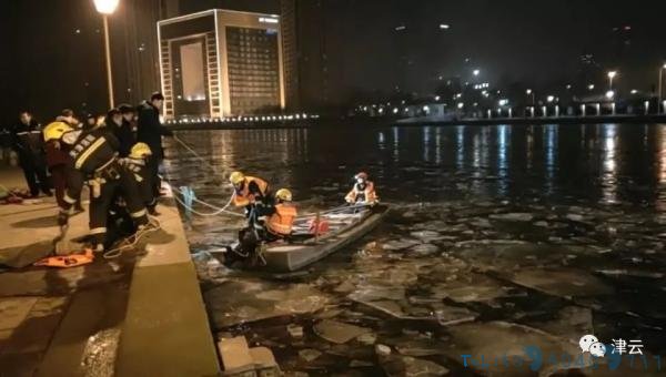 凌晨海河冰面，天津大爷死死拉住坠冰窟男子，硬是撑了20分钟……