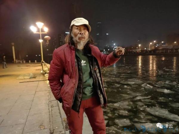 凌晨海河冰面，天津大爷死死拉住坠冰窟男子，硬是撑了20分钟……