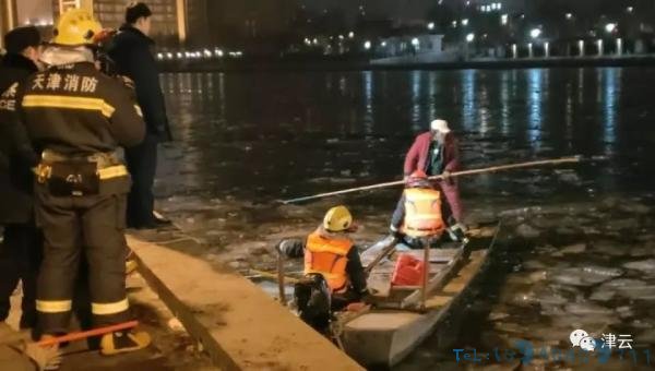 凌晨海河冰面，天津大爷死死拉住坠冰窟男子，硬是撑了20分钟……