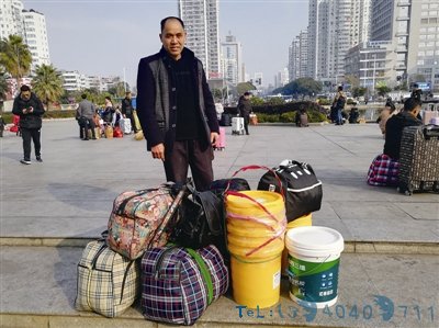 打开老乡带的桶：有装了母亲的中药 有带了“活鲜”