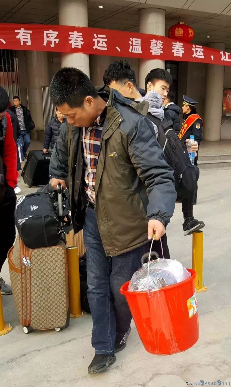一个桶为何成许昌火车站“网红”，看完流泪