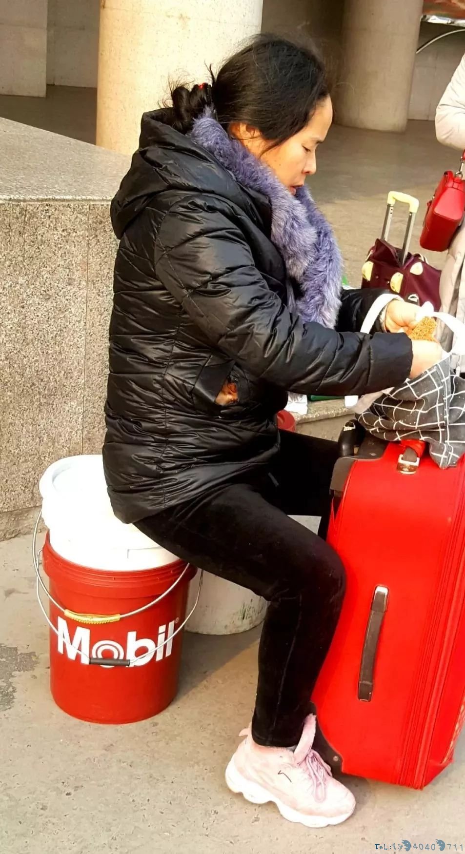 一个桶为何成许昌火车站“网红”，看完流泪