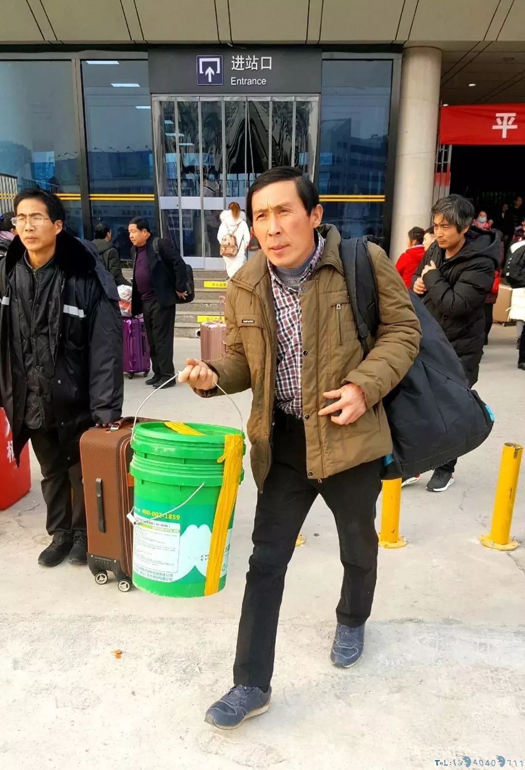 一个桶为何成许昌火车站“网红”，看完流泪