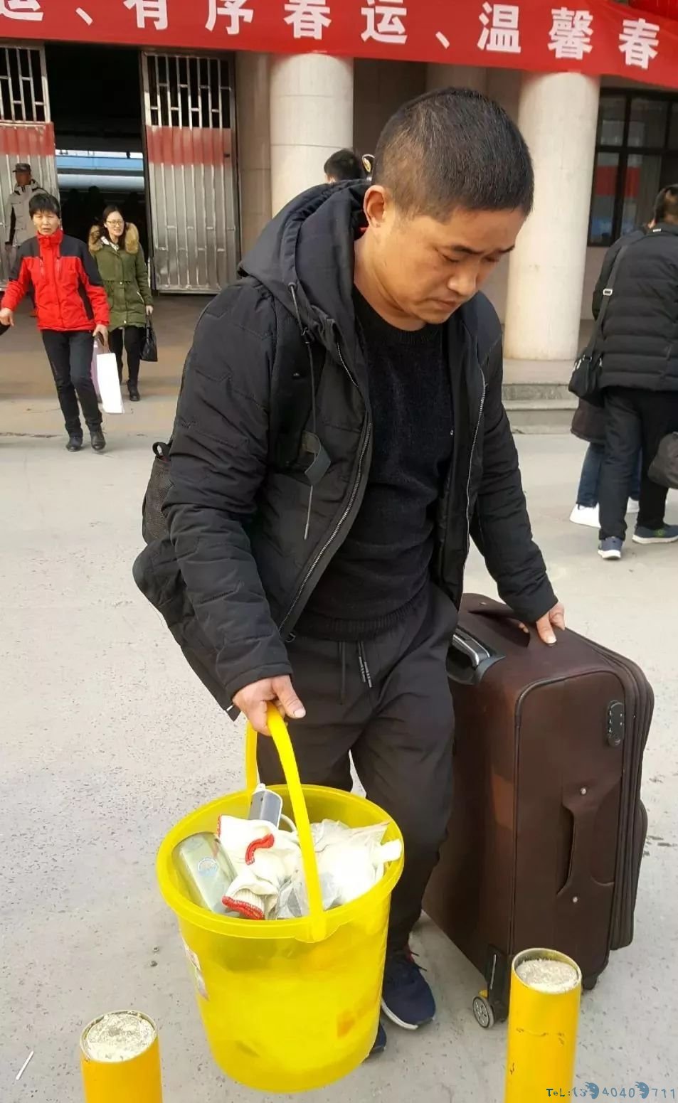 一个桶为何成许昌火车站“网红”，看完流泪