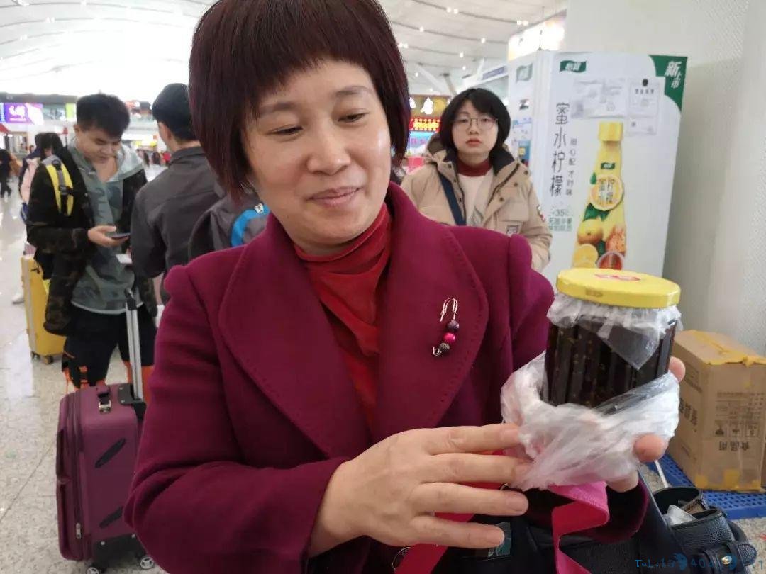 “一家人团聚就是最好的礼物！”关于春节回家带点啥？他们这么说