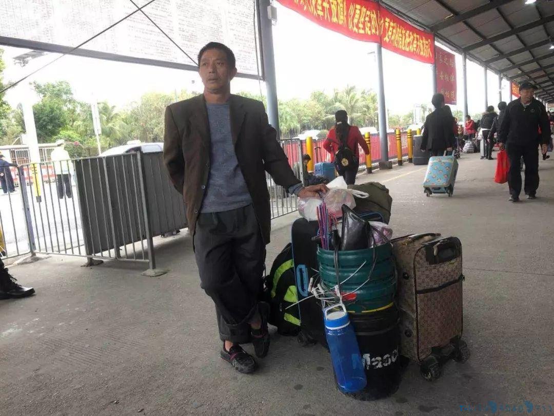 “一家人团聚就是最好的礼物！”关于春节回家带点啥？他们这么说