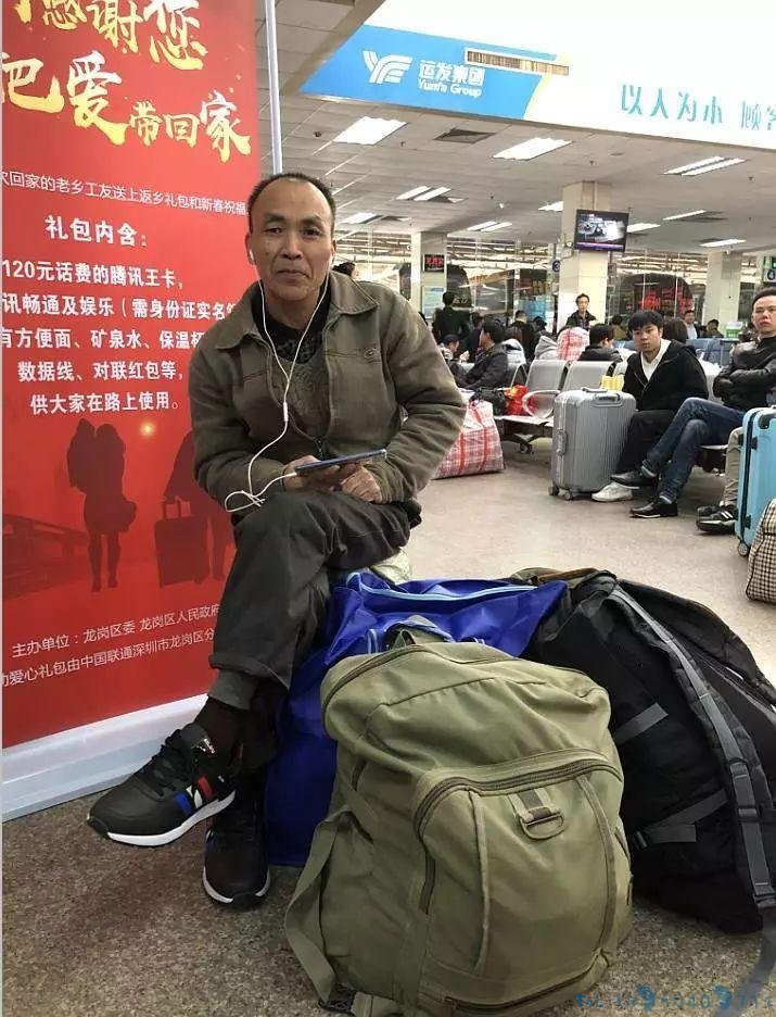 “一家人团聚就是最好的礼物！”关于春节回家带点啥？他们这么说