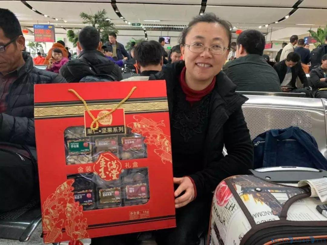 “一家人团聚就是最好的礼物！”关于春节回家带点啥？他们这么说