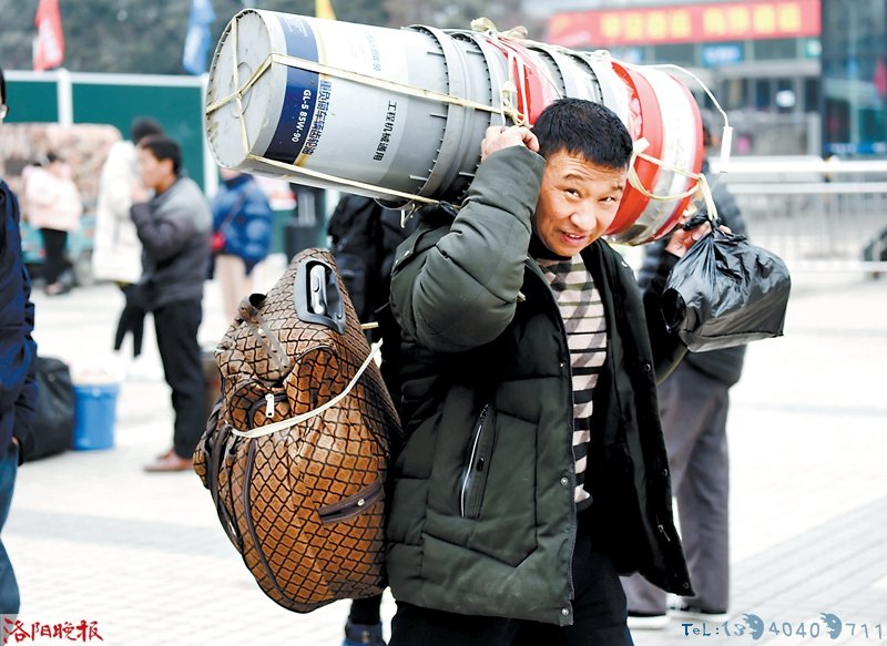 春运“神器”——能坐又能装的塑料桶