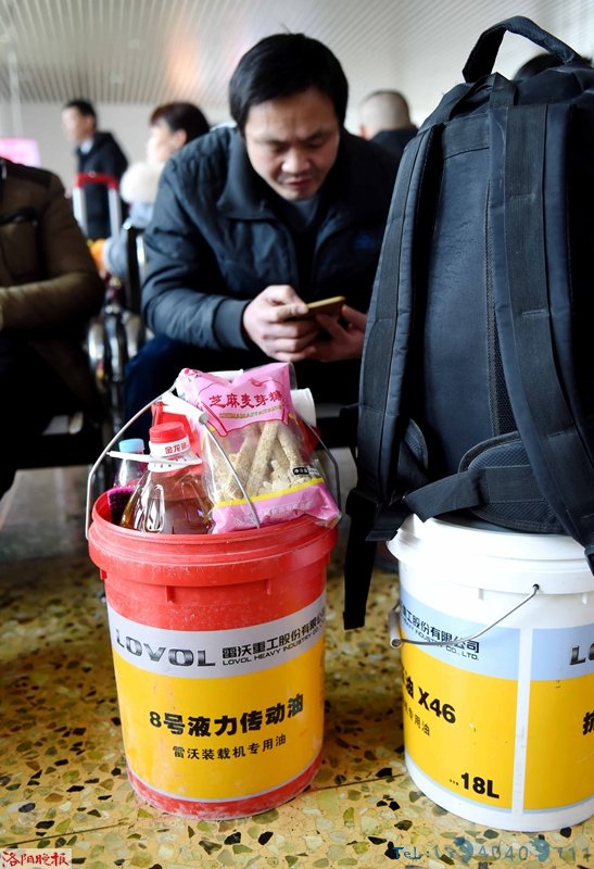 春运“神器”——能坐又能装的塑料桶