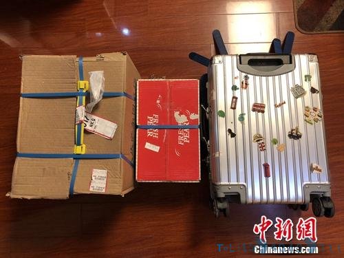 返程的行李箱。