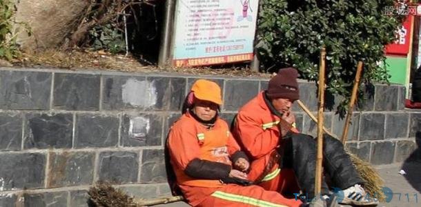 环卫工夫妇带着儿孙铲雪除冻