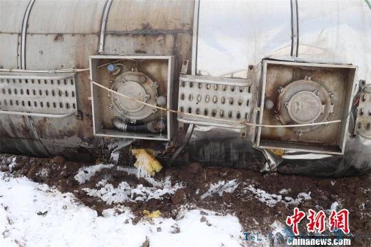 槽罐车侧翻腐蚀性液体泄漏 湖北随州消防排险