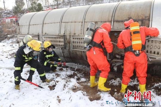 槽罐车侧翻腐蚀性液体泄漏 湖北随州消防排险