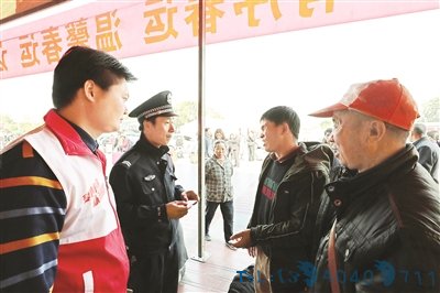     在志愿者和警察的帮助下，刘头梅和刘欢顺顺利买到了火车票。
本报记者张艺明 摄 