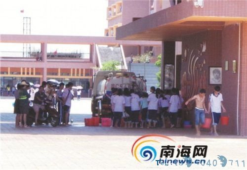 学生排队打水。