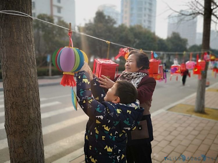 赞！一双小小手，废品变花灯