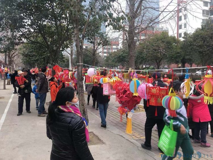 赞！一双小小手，废品变花灯