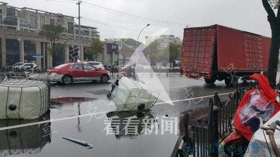 上海一货车车厢锁扣发生松脱 7桶7吨甘油洒落地面