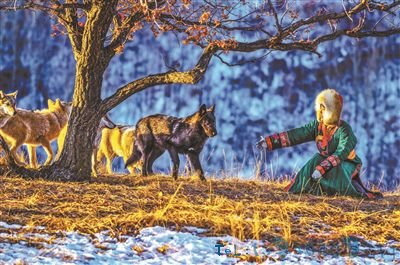 周鑫月与她养的狼在一起