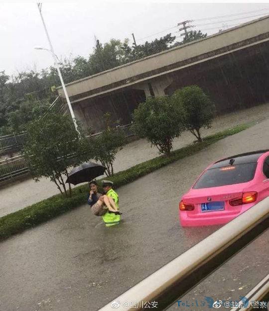 四川交警雨中抱美女转移?公安辟谣:南京暴雨旧图
