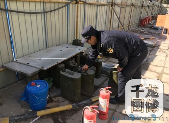 校园工地违规存放柴油桶 城管及时消除隐患