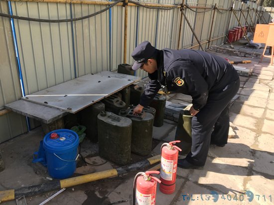 工地违规存放柴油桶和平街城管及时处理消除隐患