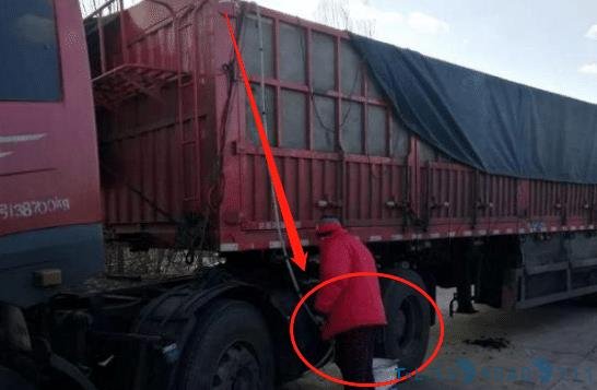 江西:重型货车高速路停车,引起民警高度注意,司机的举动让人惊掉下巴