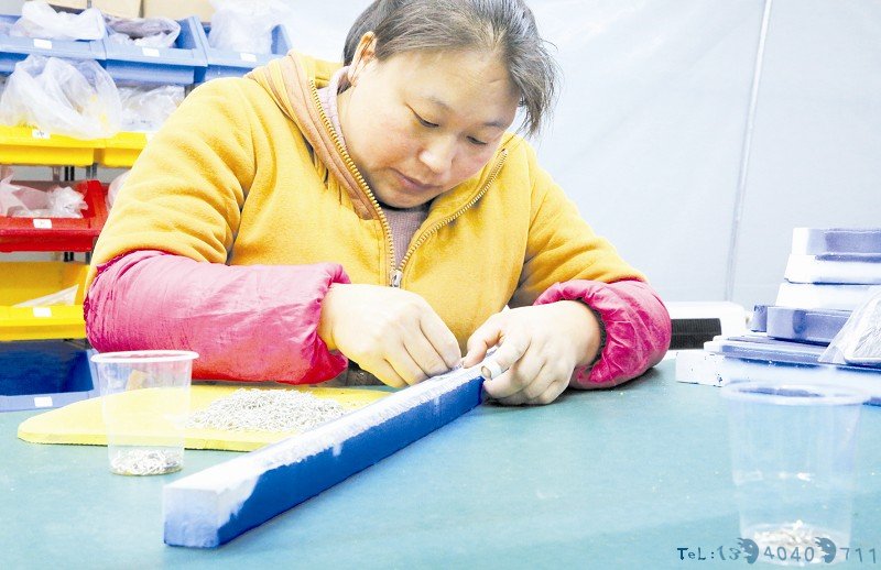 让困难户赚钱顾家两不误 郧西扶贫车间发挥大作用