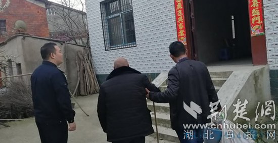 暖心！老人独自出门就医后迷路 民警20分钟帮助老人回家