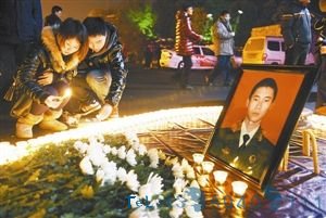 市民悼念扑火英雄 因为他们都是很可敬的勇士