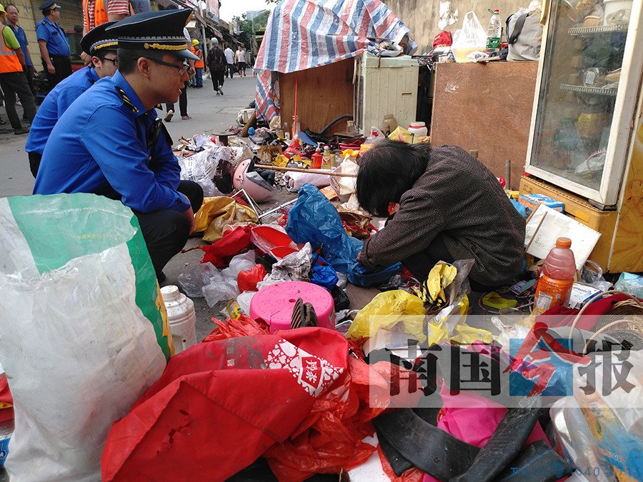 小区后门通道被废旧物品占大半 事因这个"怪"阿婆