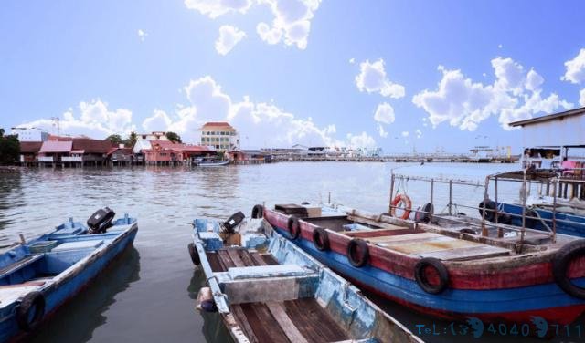 在马来西亚生活的华人用塑料桶搭起海上渔村,说华语,上华语学校