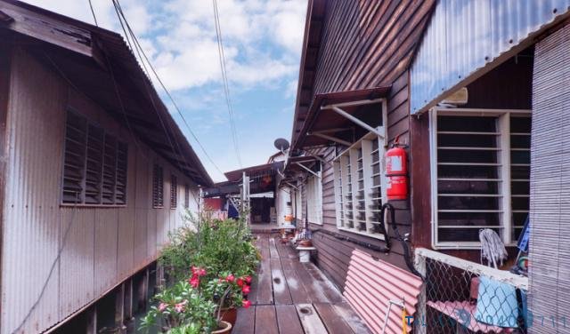 在马来西亚生活的华人用塑料桶搭起海上渔村,说华语,上华语学校